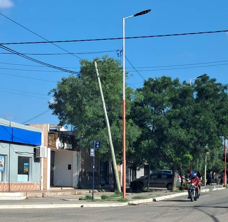 Preocupación vecinal por postes dañados tras las últimas tormentas