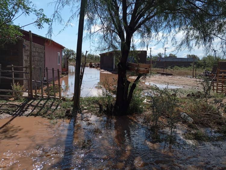 Fuerte tormenta en Chepes deja destrozos y la crecida de ríos que no veían agua hace años