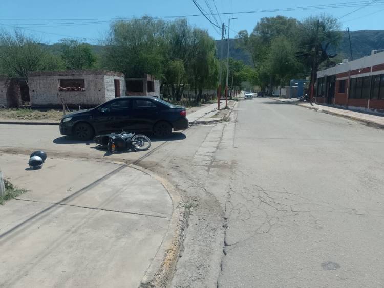 Una motociclista sufrió lesiones tras un choque en Ulapes