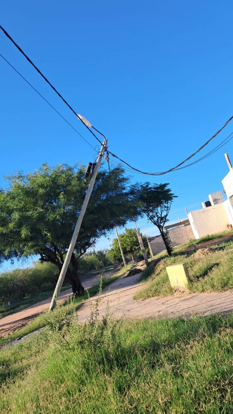 Chepes: preocupa el riesgo de caída de un poste de luz en el barrio El Alto