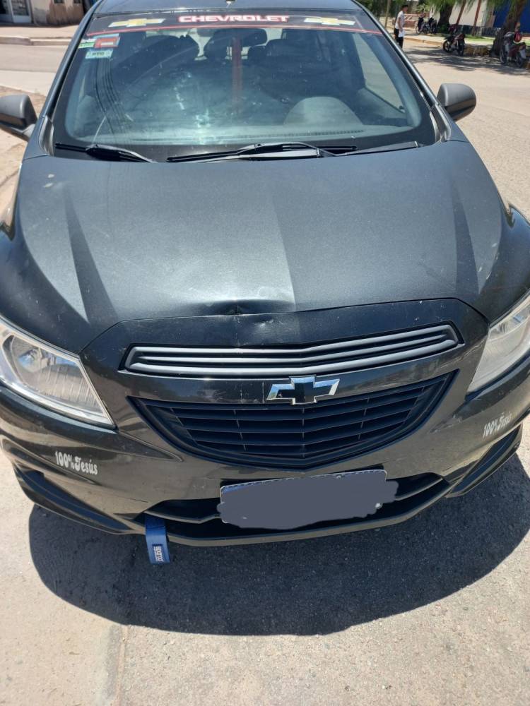 Chepes: Un camión chocó a un auto estacionado en pleno centro