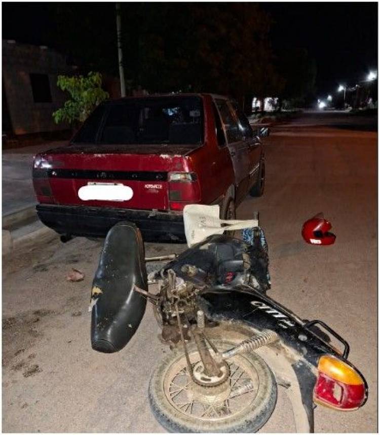 Motociclista resultó lesionada tras chocar contra un auto estacionado en Chepes