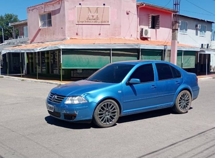 Colisión entre un automóvil y una motocicleta en el centro deja solo daños materiales