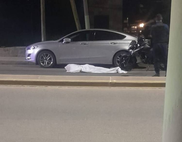 Trágico siniestro: Motociclista pierde la vida tras chocar contra un auto estacionado