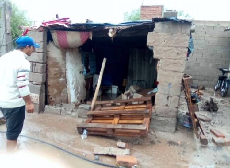 Una familia perdió una pared de su vivienda y solicita ayuda urgente en Chepes