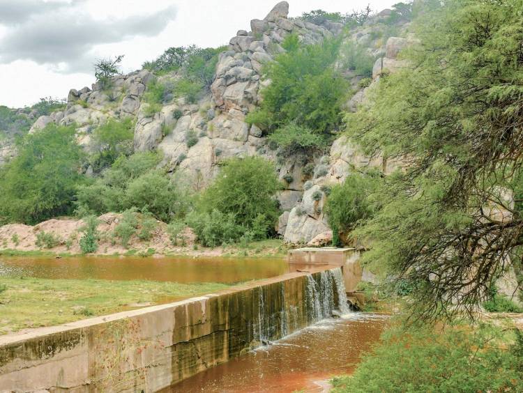 Chepes: Avanzan tareas de mantenimiento en tomas de agua de la zona norte
