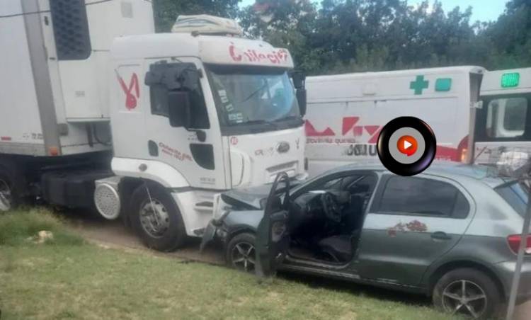 Chamical: choque entre un auto y un camión estacionado en el barrio Argentino