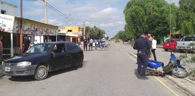Chepes: un auto y una motocicleta colisionaron en pleno centro