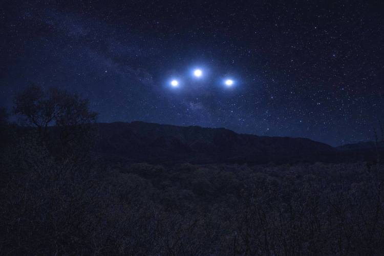 Extrañas luces surcaron el cielo en los Llanos Riojanos y generaron inquietud en vecinos de Olta