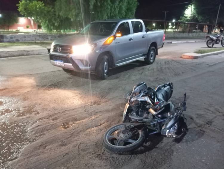 Colisión en pleno centro de Chepes: una moto impactó contra una camioneta