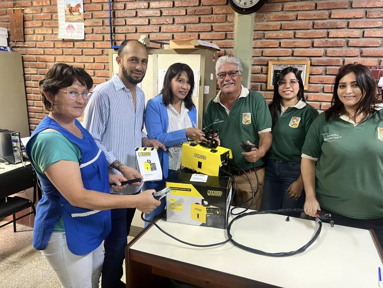 Orgullo y autogestión: Una escuela La Escuela Normal de Chepes adquirió su propia maquina soldadora