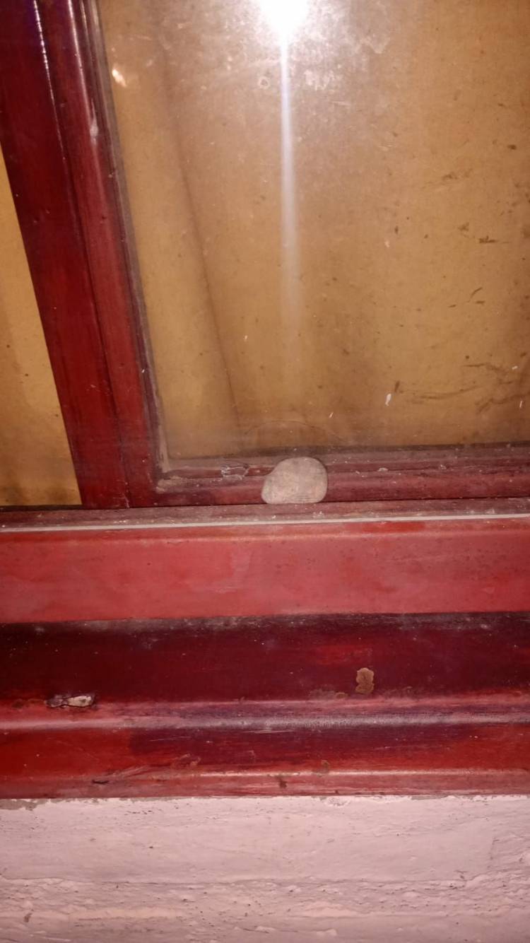 Denuncian que arrojaron una piedra contra una vivienda y rompieron una ventana en Chepes
