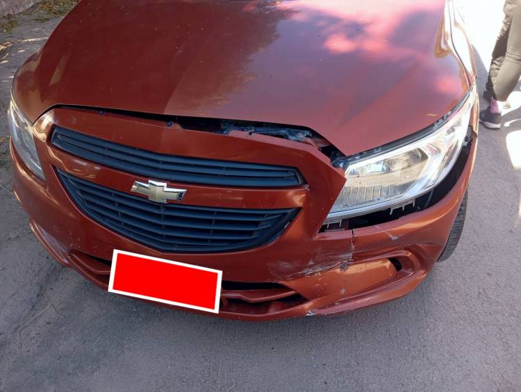 Siniestro vial: un automóvil impactó contra un vehículo estacionado