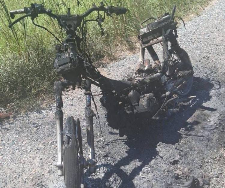 Desiderio Tello: investigan la aparición de una motocicleta abandonada completamente incendiada