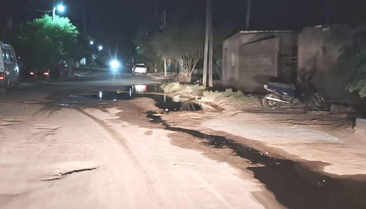 Preocupación: Importante pérdida de agua afecta el tránsito en calle Benjamín Rincón