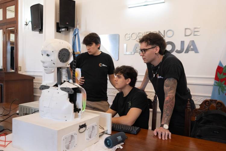 La Provincia presentó el primer robot humanoide desarrollado en La Rioja por jóvenes profesionales