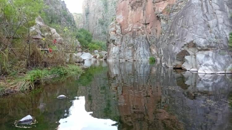 Hallan el cuerpo sin vida del joven que cayó al dique de Olta