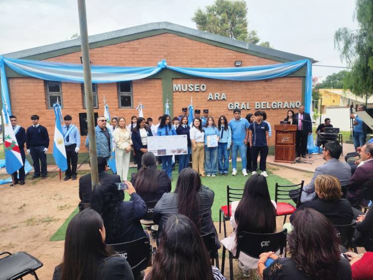 Alumnos de Maestro Mayor de Obras entregaron proyecto de Salón de Uso Cultural al Municipio