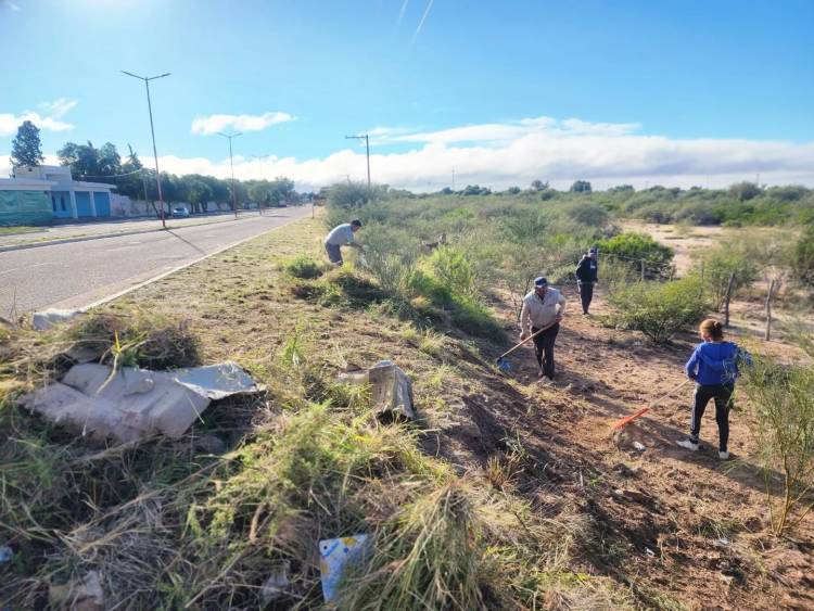 Chepes: Operativo de limpieza y mantenimiento en el acceso oeste