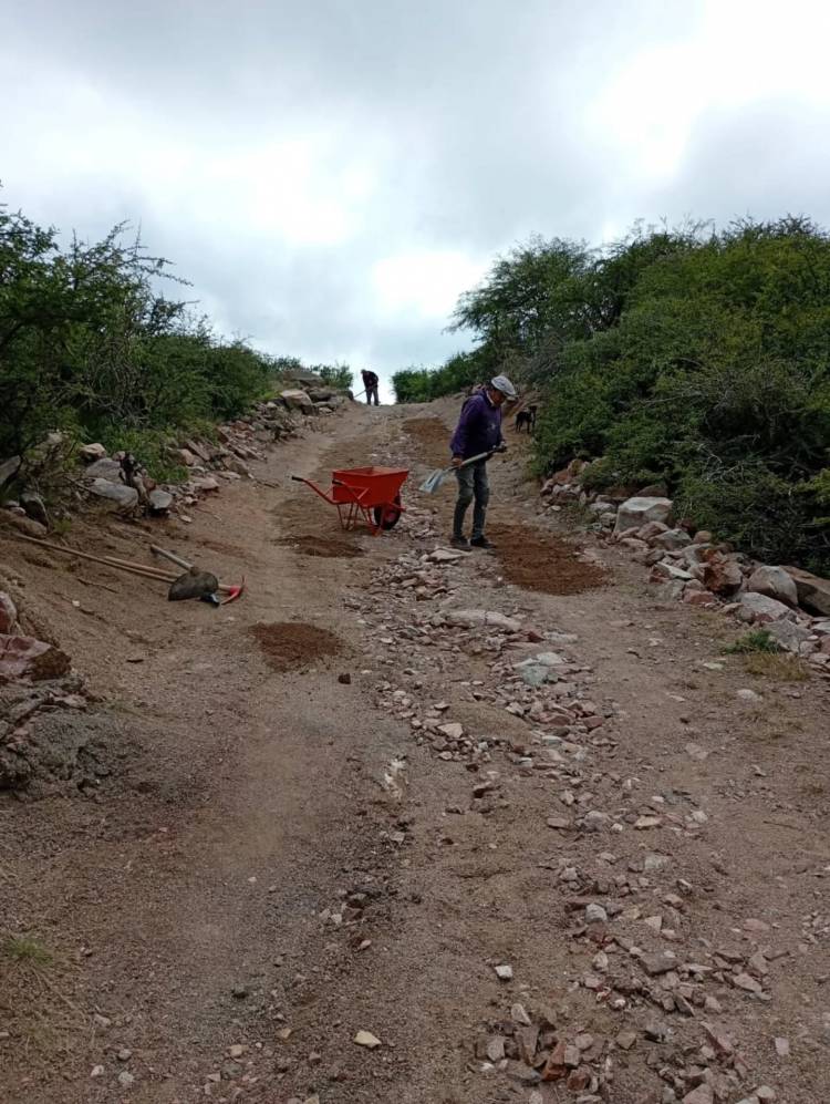Mantenimiento de caminos vecinales en todo el departamento