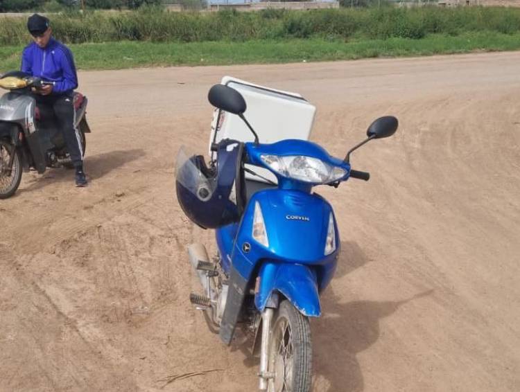 Dos motos chocaron en Milagro y atribuyen el siniestro a la maleza alta