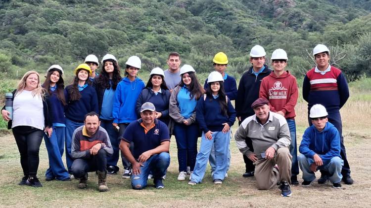 Estudiantes de Chepes realizaron una visita educativa a Olta para conocer el trabajo con piedra laja