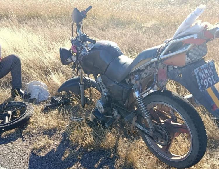 Accidente en Chepes: dos motociclistas heridos tras caer por un bache en Ruta 141