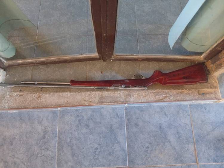 Hallaron un rifle calibre 22 abandonado en una vivienda de Milagro y quedó secuestrado