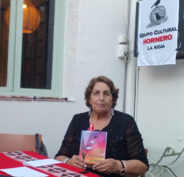 La escritora Rasmia Saddi presentó su libro Suelta de Poemas al Viento