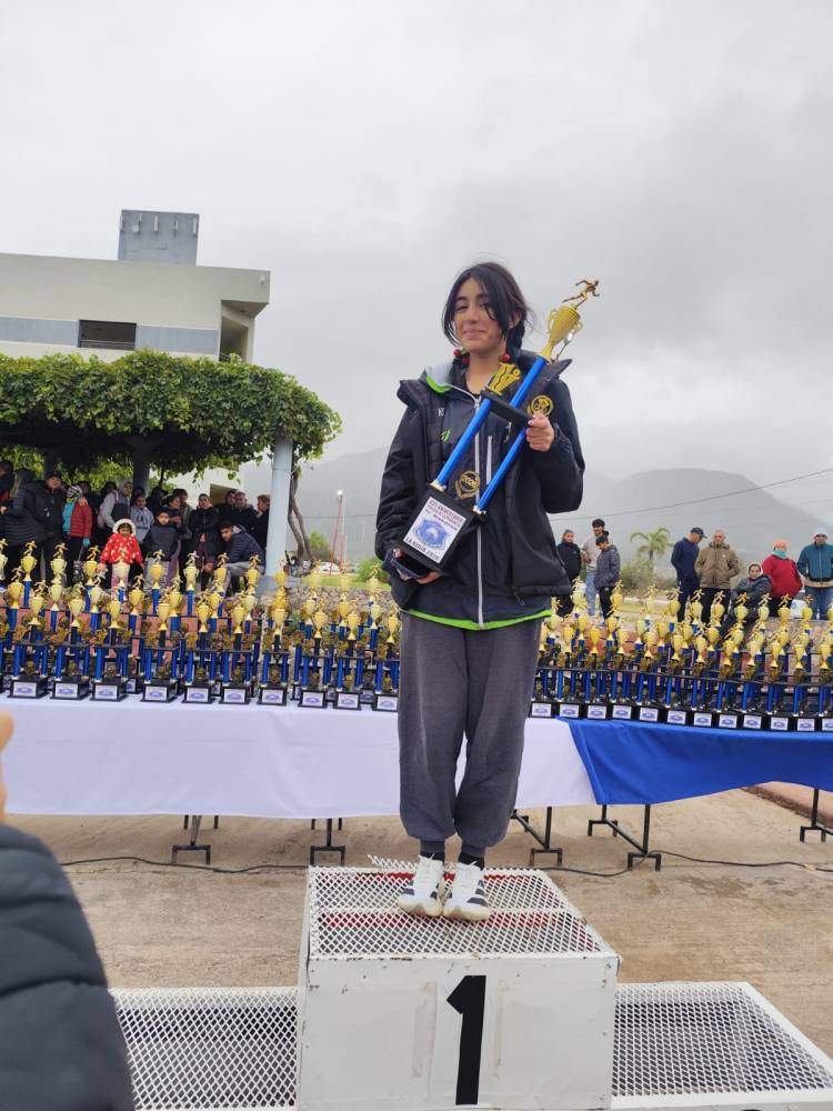 Con apenas 16 años, Candela Peredo se destacó en La Rioja y se consolida como una promesa del atletismo
