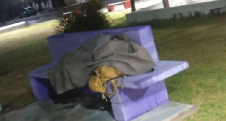 Chepes: asistieron a un hombre que dormía en la plaza en medio de una noche de intenso frío
