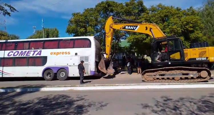 Chepes: un colectivo se hundió tras ceder el asfalto frente a Gendarmería