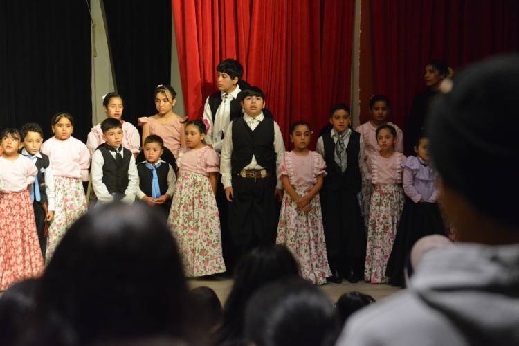 Multitudinaria peña aniversario del Ballet Amanecer Folklórico: una noche colmada de emoción, danza y tradición
