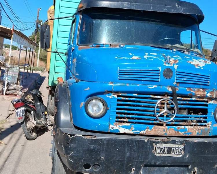 Chepes: un camión chocó contra una motocicleta y provocó importantes daños materiales