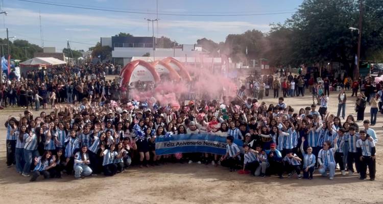 Emotiva presentación coreográfica de alumnos de la Escuela Normal en el aniversario departamental