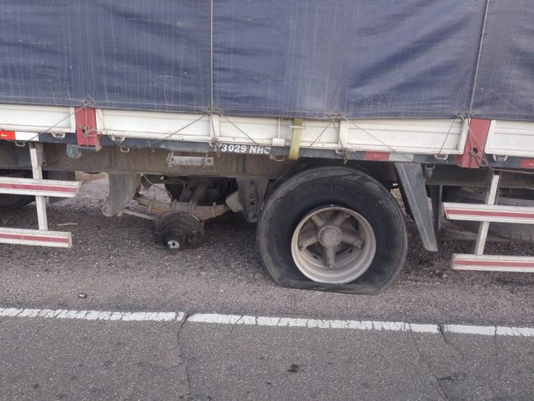 Camión perdió dos ruedas en plena Ruta Nacional 141 y provocó un siniestro vial