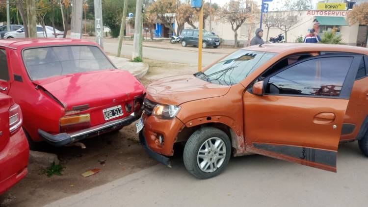 Chepes: un policía resultó con lesiones leves tras chocar con un automóvil que terminó impactando contra un vehículo estacionado