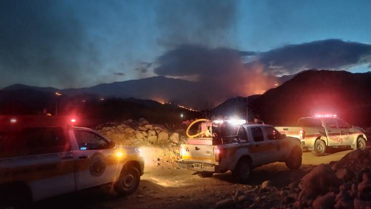 Bomberos Voluntarios de Chepes refuerzan el operativo para combatir el voraz incendio forestal en Chilecito
