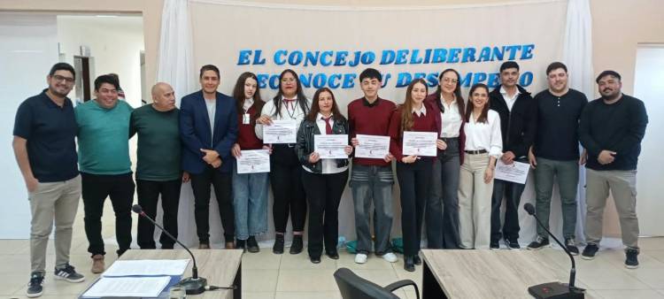 El Concejo Deliberante distinguió a estudiantes por su compromiso y formación profesional