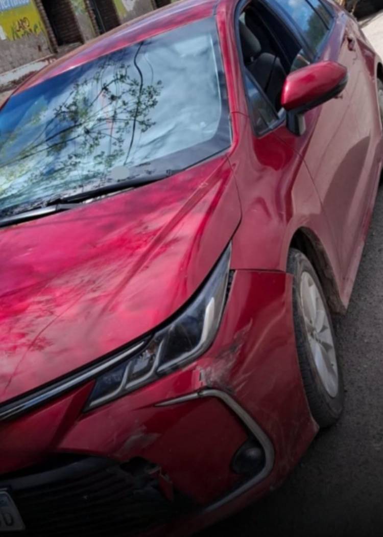 Vandalizaron un automóvil estacionado frente a un comercio en Chepes y la Policía investiga el hecho