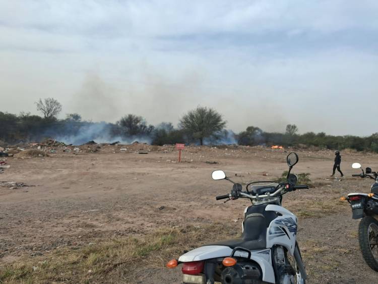 Alerta en Ruta 141: controlan un foco de incendio por quema de basura y pastizales en Chepes