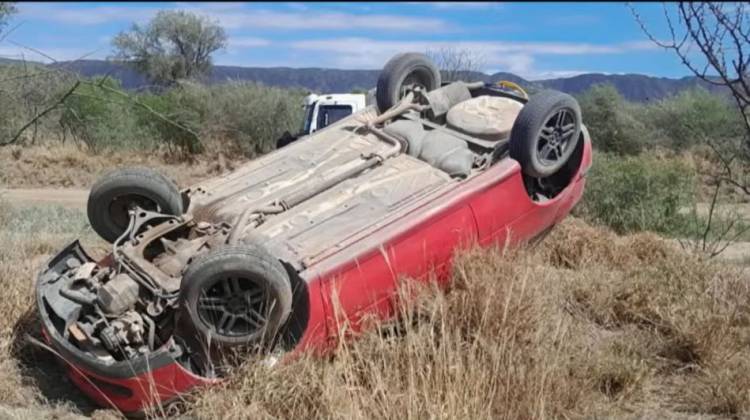 Ulapes: un automóvil volcó con tres ocupantes y todos resultaron ilesos