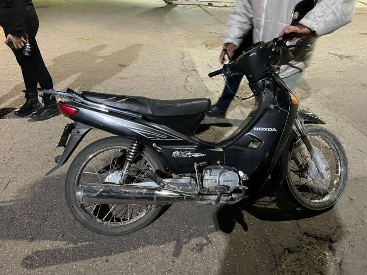Dos ocupantes de una moto fueron trasladados al hospital tras un choque en el centro de Olta