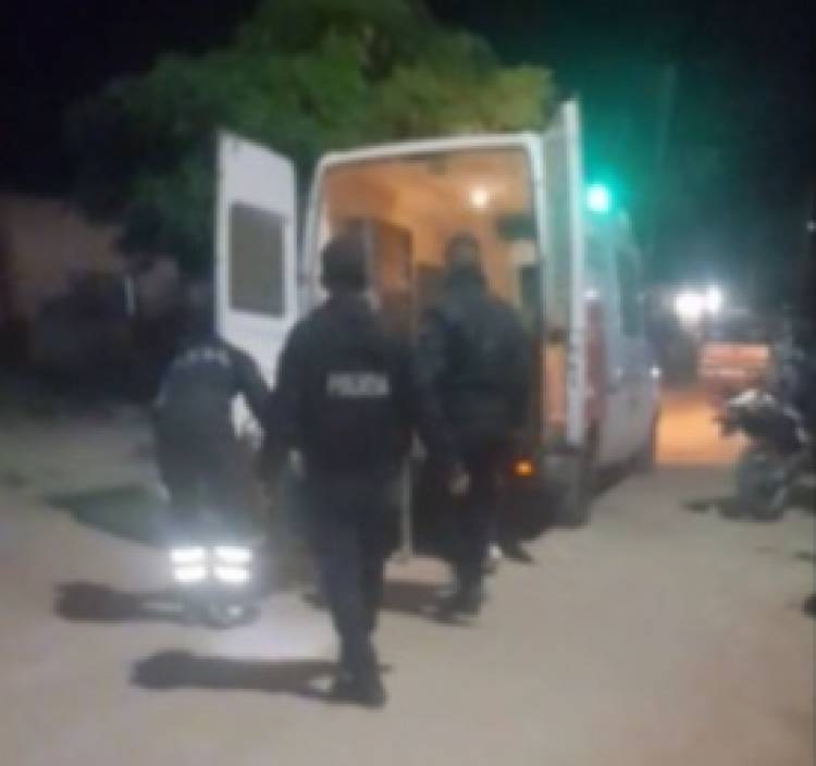 Grave episodio de violencia de género en Chepes: una mujer resultó gravemente herida y la Policía debió rescatar a un hombre del techo de una vivienda