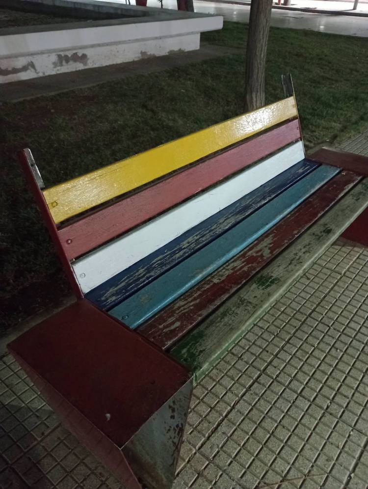 Siguen los hechos de vandalismo en Chepes: rompieron bancos de la plaza principal
