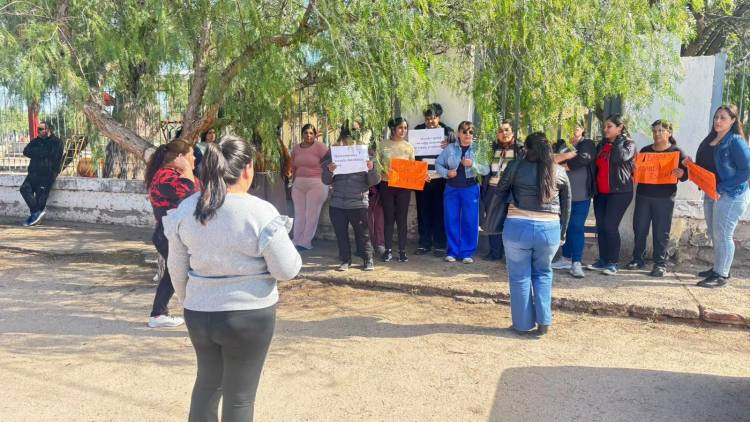 Ambil: padres se manifestaron frente a la Escuela N.º 156 para exigir mejoras edilicias