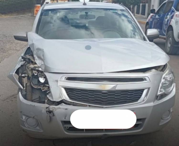 Choque entre una camioneta y un automóvil dejó importantes daños materiales