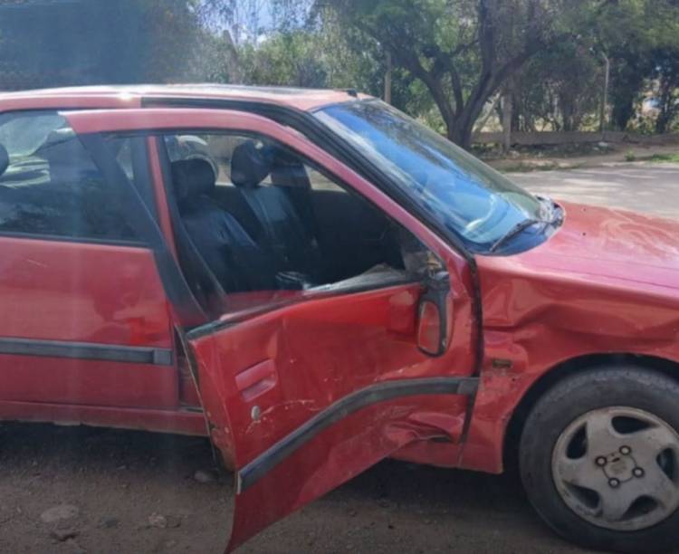 Choque entre dos automóviles dejó daños materiales en Rosario Vera Peñaloza y San Juan